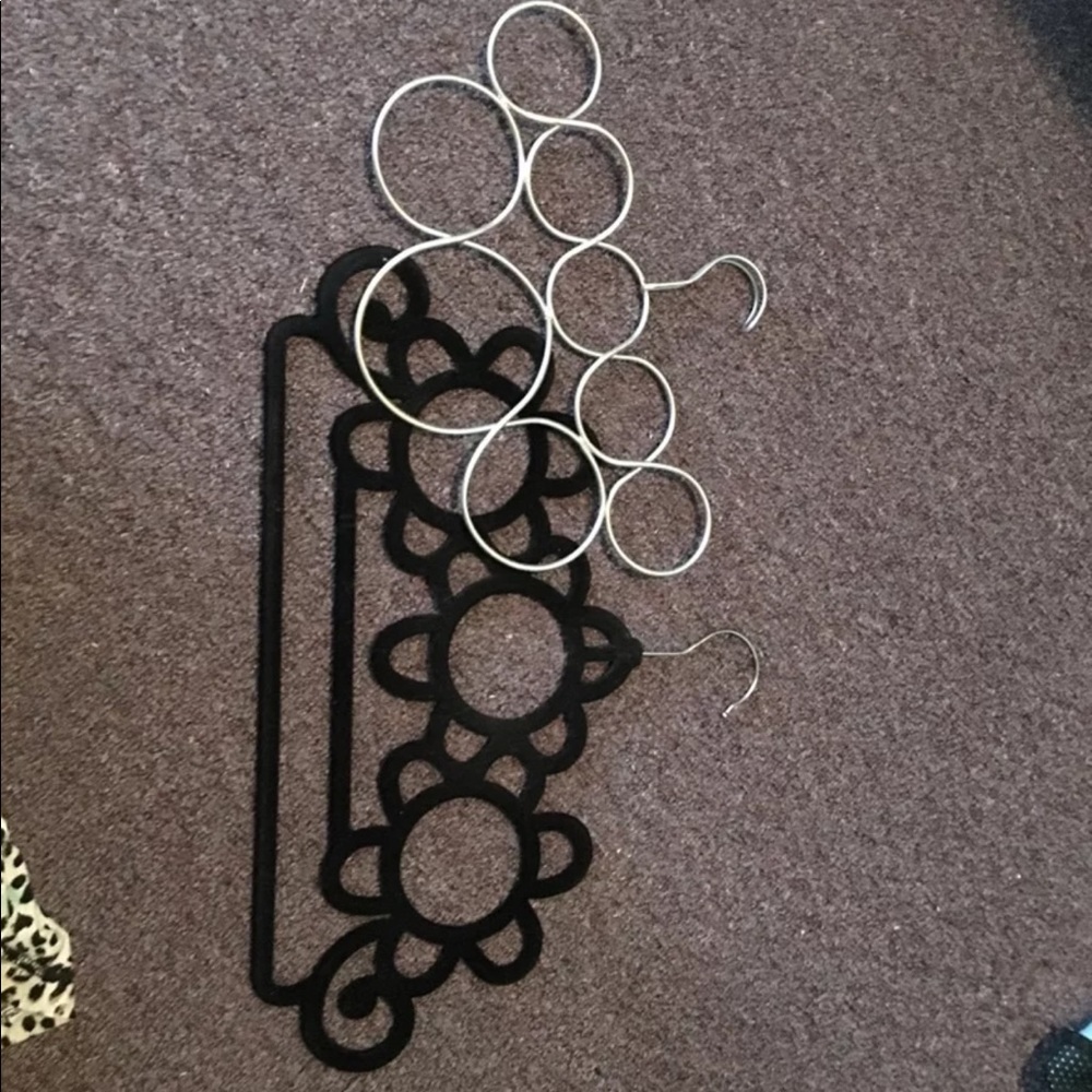 Scarf/jewelry hangers